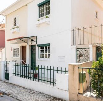 Beato Casa | Cozy House in Lisbon with Terrace, Tejo Peek and Easy Parking
