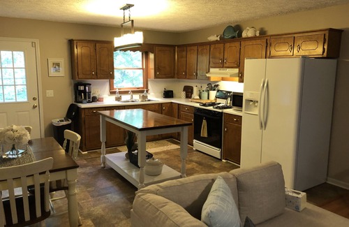 Pittsville Casa | Cozy house in private Leesville Lake community