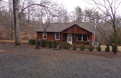 Pittsville Casa | Cozy house in private Leesville Lake community