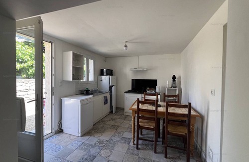 Ruoms Casa | Acogedora casita en el centro de Ruoms con terraza y estacionamiento