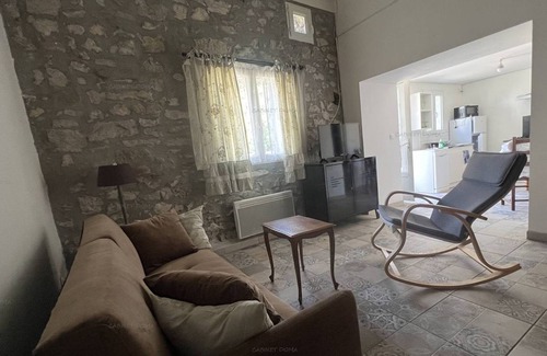 Ruoms Casa | Acogedora casita en el centro de Ruoms con terraza y estacionamiento