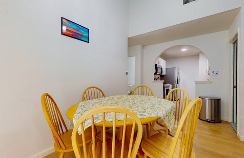 Buckingham Estates Casa | Cozy house in South Austin w/full kitchen, living room, WIFI, enclosed backyard