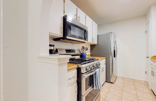 Buckingham Estates Casa | Cozy house in South Austin w/full kitchen, living room, WIFI, enclosed backyard