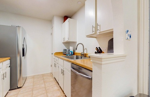 Buckingham Estates Casa | Cozy house in South Austin w/full kitchen, living room, WIFI, enclosed backyard