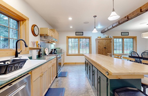 Moretown Casa | Cozy house in the woods, riverfront, trail, fireplace, wifi, w/d, bbq, balcony
