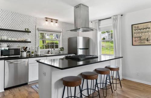 Shelby Hills Casa | Cozy House in Trendy East Nashville with a Patio and Grill