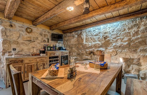 Dugopolje Casa | Cozy House Mia, con piscina climatizada, jacuzzi en la piscina y barbacoa ...