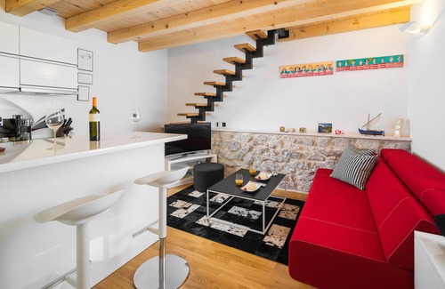 Dugopolje Casa | Cozy House Mia, con piscina climatizada, jacuzzi en la piscina y barbacoa ...