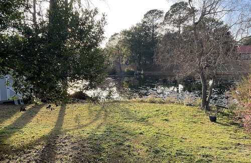 Niceville Casa | Cozy house on a pond, centrally located