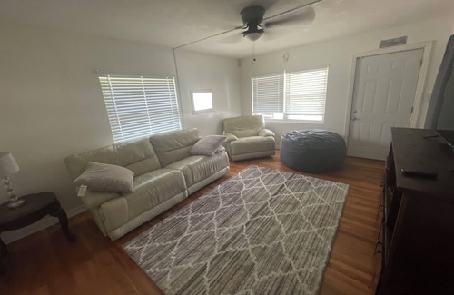 Griffin Heights Casa | Cozy House on the Hill