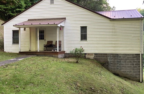 Haysi Casa | COZY HOUSE ON THE RUSSELL FORK RIVER AND CLOSE TO TOWN