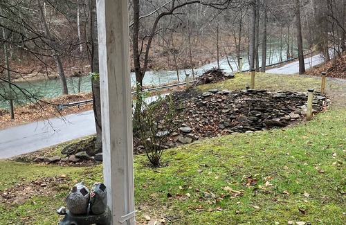 Haysi Casa | COZY HOUSE ON THE RUSSELL FORK RIVER AND CLOSE TO TOWN