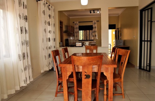 Entebbe Casa | Cozy house sleeps 8, minutes away from airport!