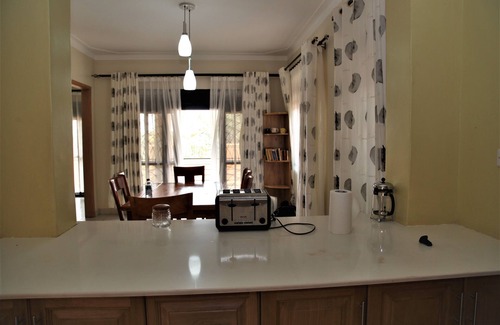 Entebbe Casa | Cozy house sleeps 8, minutes away from airport!