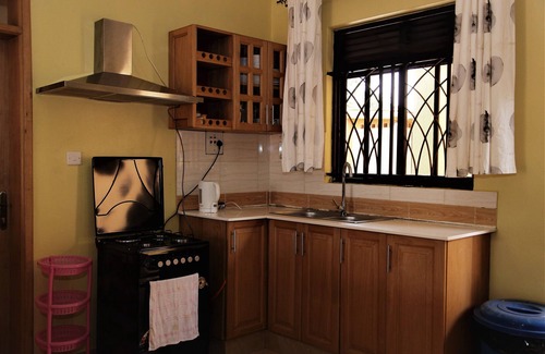 Entebbe Casa | Cozy house sleeps 8, minutes away from airport!