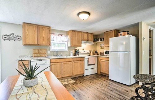 Olivia Casa | Cozy House w/ Huge Yard ~ 16 Mi to Fort Bragg