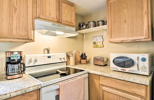 Olivia Casa | Cozy House w/ Huge Yard ~ 16 Mi to Fort Bragg