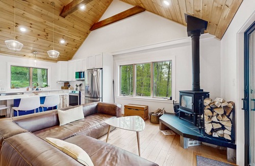 Mount Holly Casa | Cozy house w/ mountain views, hot tub, woodstove, balcony, bbq, central a/c