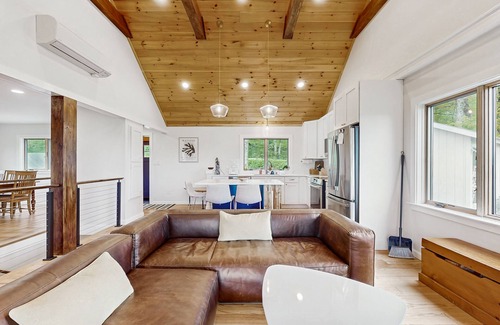 Mount Holly Casa | Cozy house w/ mountain views, hot tub, woodstove, balcony, bbq, central a/c