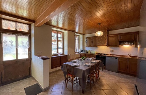 Laprugne Cabaña | Casa acogedora con jardín, cerca del lago y estación de esquí, ideal para familias y mascotas