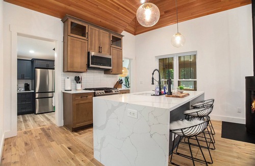 Fennville Casa | Cozy house with hot tub- 5 minutes to Douglas & Saugatuck