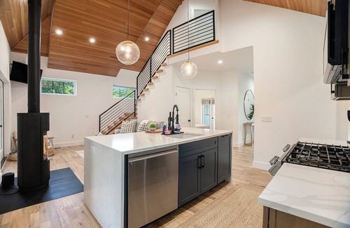 Fennville Casa | Cozy house with hot tub- 5 minutes to Douglas & Saugatuck