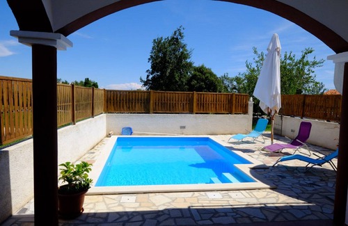 Rebici Casa | Acogedora casa con piscina, terraza con parrilla, WiFi, TV satelital, vista parcial al mar