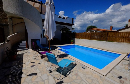 Rebici Casa | Acogedora casa con piscina, terraza con parrilla, WiFi, TV satelital, vista parcial al mar