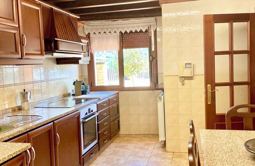 Riano Casa | Acogedora Casa con Piscina y Jardín en el Corazón de Asturias