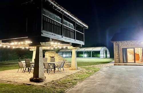 Riano Casa | Acogedora Casa con Piscina y Jardín en el Corazón de Asturias