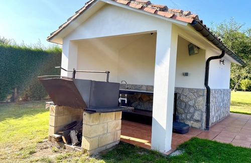 Riano Casa | Acogedora Casa con Piscina y Jardín en el Corazón de Asturias
