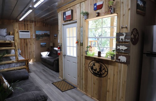 Hondo Cabina | COZY HUNTER'S CABIN IN THE HILL COUNTRY with detached bathroom