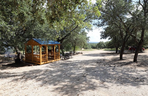 Hondo Cabina | COZY HUNTER'S CABIN IN THE HILL COUNTRY with detached bathroom