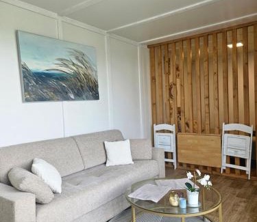 Sendvario seniunija Casa | Cozy Hut with the included Hot Tub-Prime Rentals