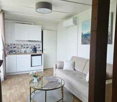 Sendvario seniunija Casa | Cozy Hut with the included Hot Tub-Prime Rentals