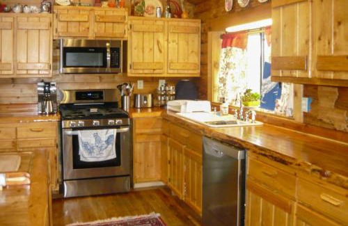 Cameron Casa | Cozy Immaculate Cabin - Peaceful Retreat!
