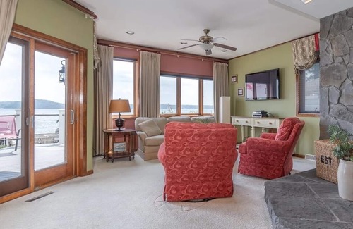 Malta Casa | Cozy, immaculate, lake front property. Only a few minutes to Saratoga Springs!