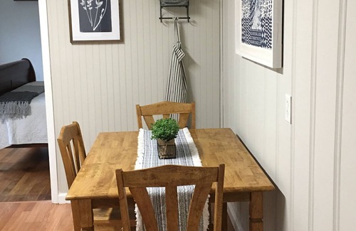 Cleveland Apartamento | "Cozy In Cleveland II", King size bed, close to Lee University, garage.