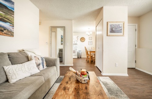 Rockrimmon Condominio | ❤Cozy in the Springs! 2 BR, Kitchen. 5 Guests!❤