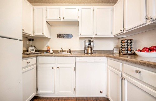 Rockrimmon Condominio | ❤Cozy in the Springs! 2 BR, Kitchen. 5 Guests!❤