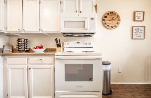 Rockrimmon Condominio | ❤Cozy in the Springs! 2 BR, Kitchen. 5 Guests!❤