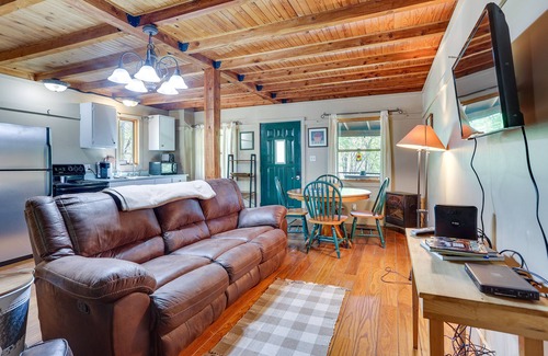 Taswell Cabina | Cozy Indiana Cabin Rental w/ Private Porch & Grill