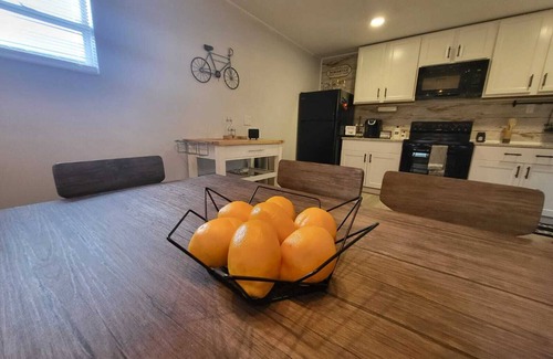 Riverview Apartamento | Cozy Industrial Chic Apartment