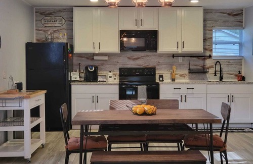 Riverview Apartamento | Cozy Industrial Chic Apartment