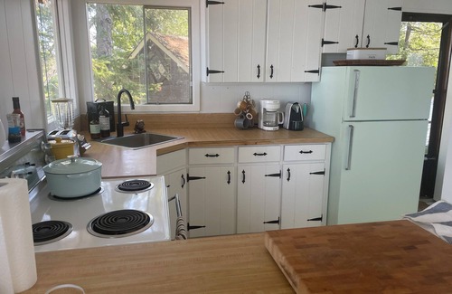 Douro-Dummer Cabaña | Cozy island cottage on Stoney Lake
