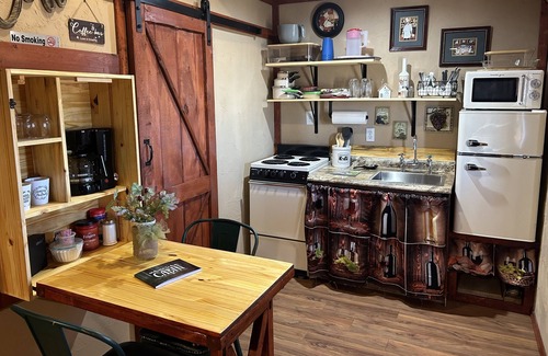 Blanchard Cabina | Cozy Italian themed Cabin close to Blanchard/walking trails/fishing pond.