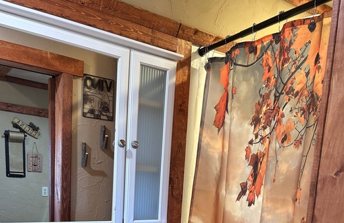 Blanchard Cabina | Cozy Italian themed Cabin close to Blanchard/walking trails/fishing pond.