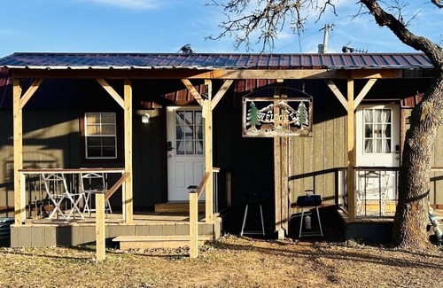 Blanchard Cabina | Cozy Italian themed Cabin close to Blanchard/walking trails/fishing pond.