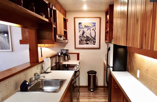 Moose Wilson Road Condominio | Cozy Jackson Hole condo, mountain views- sleeps 7