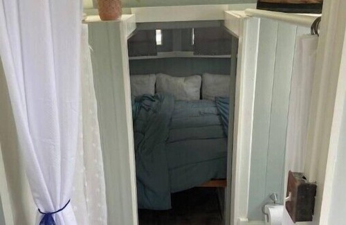 Kealakekua Cama Y Desayuno | Cozy jungle boat hideaway with stunning ocean view